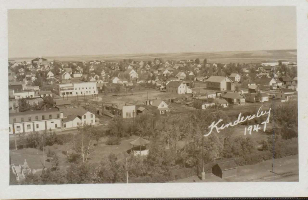 Aerial view of Kindersley, 1947